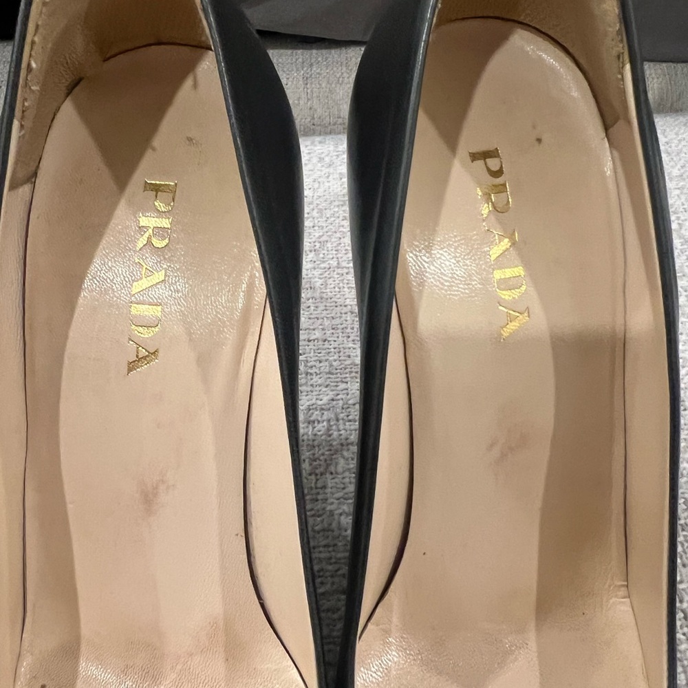 Authentic Prada Round Toe Pump - Picture 4 of 9